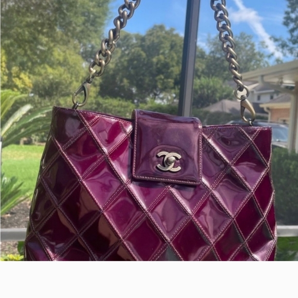 Designer CHANEL Neo Executive Patent Leather Handbag - Picture 2 of 12